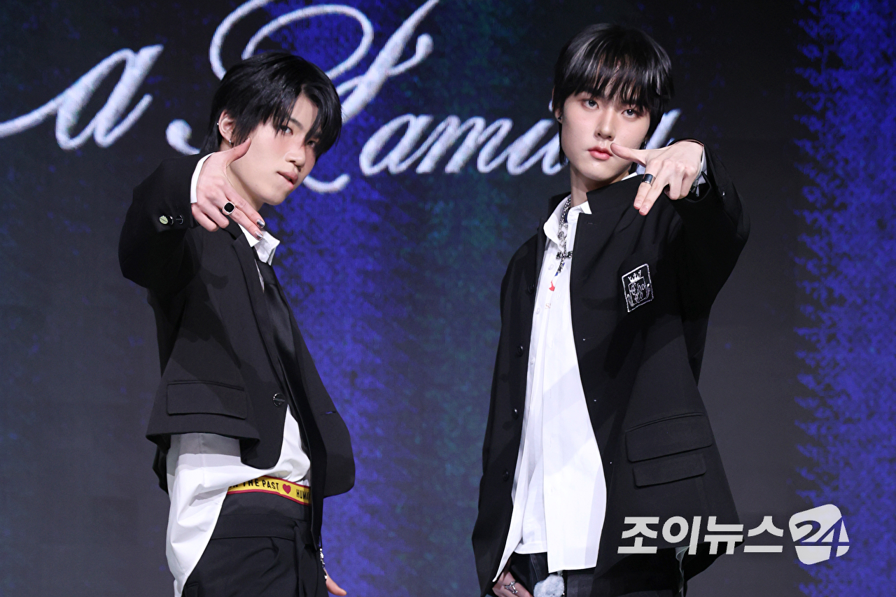 그룹 초코1(ChoCo1) 예찬, 태조가 24일 오후 서울 마포구 상암동 쇼킹케이팝센터에서 열린 초코엔터테인먼트 첫 패밀리 앨범 '초코 라 파밀리아(ChoCo La Familia)' 발매 기념 쇼케이스에 참석해 포즈를 취하고 있다. [사진=문수지 기자]