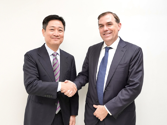 '2025 APEC CEO 서밋' 현장에서 LG유플러스 홍범식 대표(왼쪽)와 AWS 맷 가먼 CEO 기념촬영을 하는 모습. [사진=LGU+]