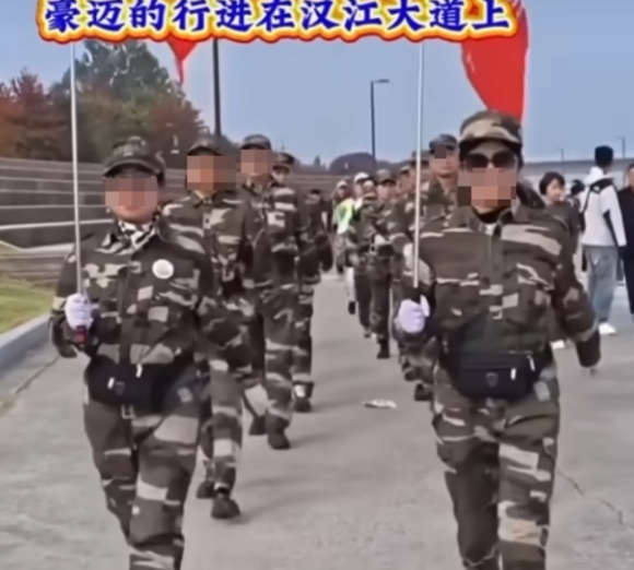 서울 한복판 한강공원에서 군복을 입은 중국인들이 행진곡에 맞춰 제식 행진을 하는 모습이 포착돼 논란이 일었다. 사진은 해당 영상 갈무리. [사진=더우인]