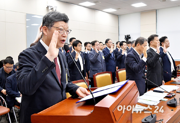 김유열 EBS 사장이 16일 서울 여의도 국회 과학기술정보방송통신위원회에서 열린 KBS&middot;EBS&middot;방송문화진흥회&middot;시청자미디어재단 등에 대한 국정감사에서 증인 선서를 하고 있다. [사진=곽영래 기자]