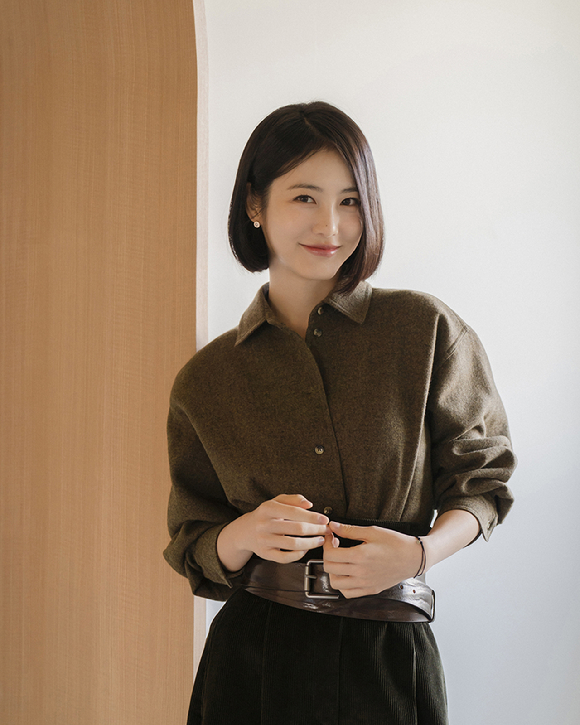 배우 신예은이 JTBC 토일드라마 '백년의 추억' 인터뷰에 앞서 포즈를 취하고 있다. [사진=앤피오]