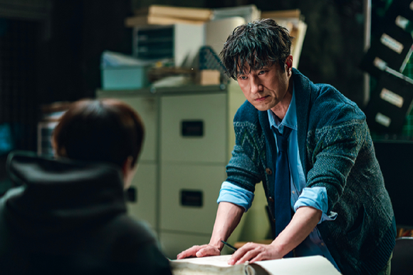 배우 이준호가 넷플릭스 시리즈 '캐셔로'에서 열연하고 있다. [사진=넷플릭스]