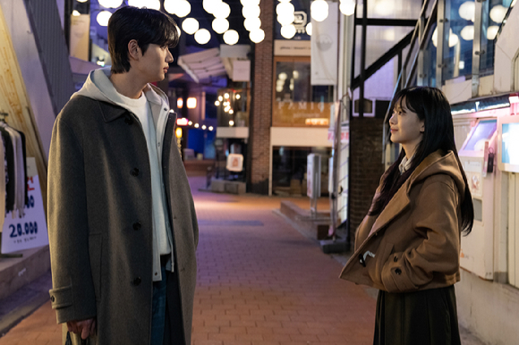 배우 김재원과 조이현이 영화 '최종면접'에서 연기 호흡을 맞추고 있다. [사진=NEW]