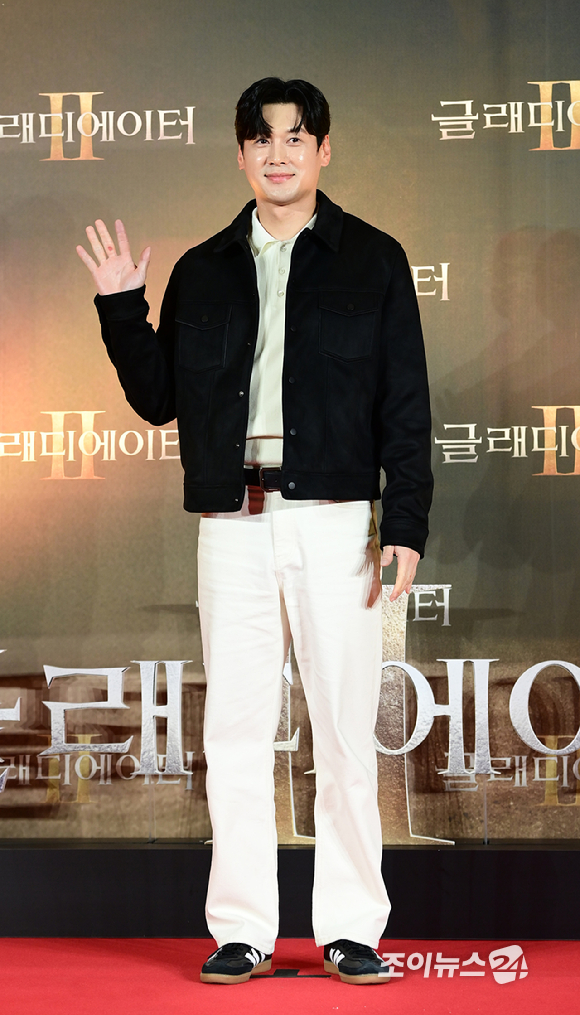 펜싱 선수 구본길이 5일 오후 서울 용산구 CGV 용산아이파크몰에서 열린 영화 '글래디에이터 Ⅱ' VIP 시사회에 참석하고 있다. 