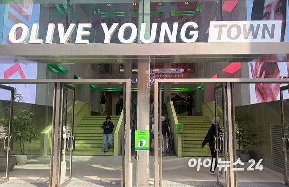 26일 서울 명동 '올리브영 센트럴 명동 타운'에서 외국인 고객들이 상품을 둘러보고 있다. [사진=진광찬 기자]