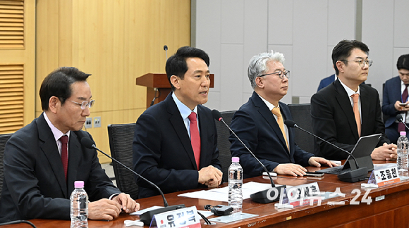 국민의힘 오세훈 서울시장 후보가 4일 오전 서울 여의도 국회 의원회관에서 '사법내란 저지를 위한 수도권 광역단체장 후보자 긴급 연석회의'에서 발언하고 있다. [사진=곽영래 기자]