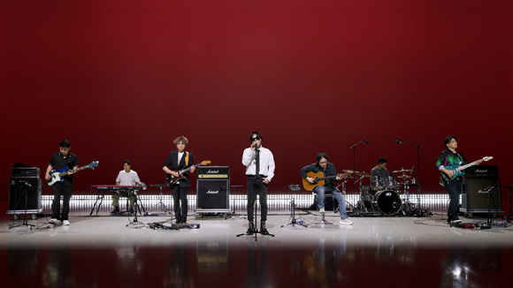 김종서 밴드와 장우성 PD가 '겨울비' 무대를 선보이고 있다. [사진=레드블랙엔터테인먼트]