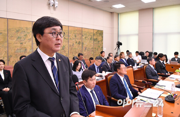 최휘영 문화체육관광부 장관이 30일 국회 문화체육관광위원회에서 열린 대한축구협회 현안 관련 청문회에서 업무 보고를 하고 있다. [사진=곽영래 기자]