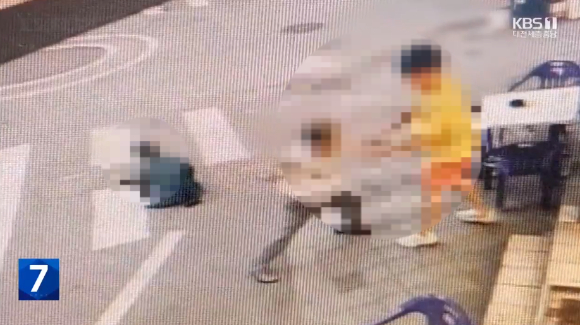 자신을 흉기로 찌른 취객을 제압했다가 상해 혐의로 검찰에 넘겨진 편의점주가 정당방위를 인정받았다. [사진=KBS 방송화면 캡처]