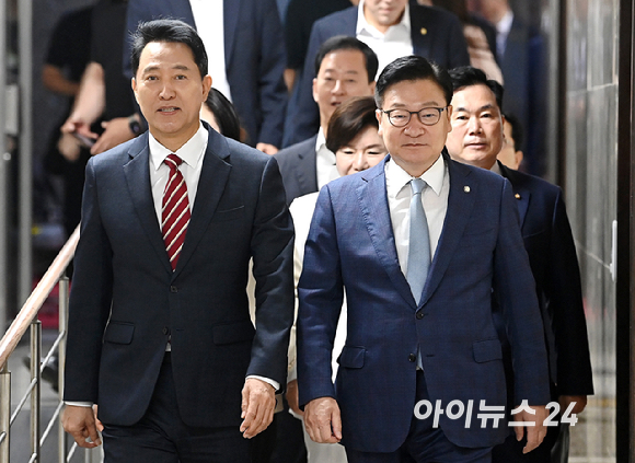 정점식 국민의힘 원내대표와 오세훈 서울시장이 14일 서울 여의도 국회에서 열린 원내대책회의에 참석하고 있다. [사진=곽영래 기자]