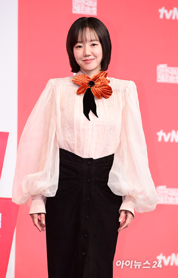 배우 임수정과 채원빈이 같은 옷을 입고 우아한 매력을 뽐냈다. 왼쪽 사진은 지난 3월 9일 열린 tvN 새 토일드라마 '대한민국에서 건물주 되는 법' 제작발표회에 참석한 임수정의 모습. 오른쪽은 15일 열린 SBS 새 수목드라마 '오늘도 매진했습니다' 제작발표회에 참석한 채원빈의 모습. [사진=정소희 기자]