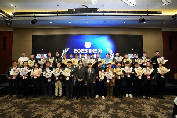 18일 오전 서울 여의도 콘래드 서울 파크볼룸에서 열린 '2025 하반기 다나와 히트브랜드' 시상식에서 기념촬영을 하고 있다. [사진=커넥트웨이브]