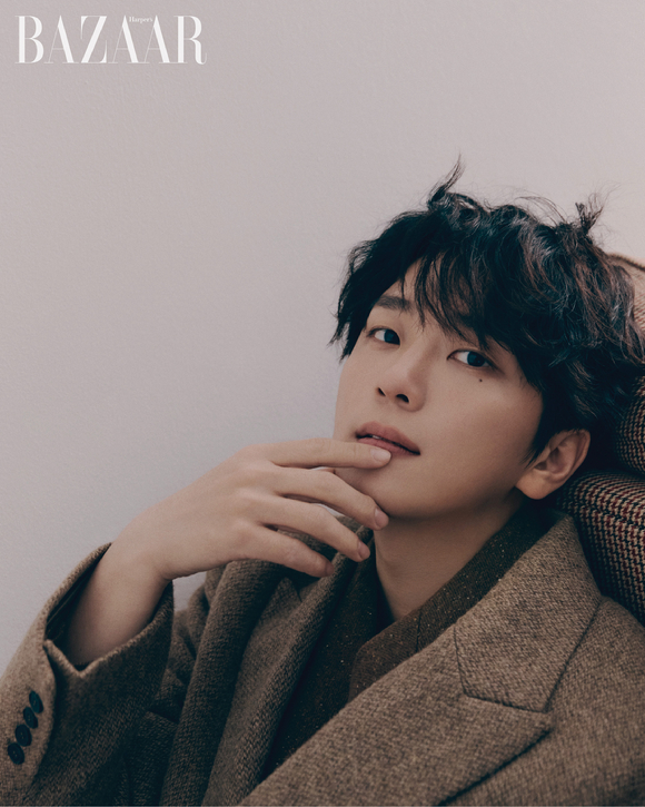 김연아 남편인 포레스텔라 고우림이 화보 촬영에서 포즈를 취하고 있다. [사진=하퍼스 바자]