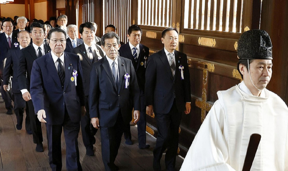 다카이치 사나에 일본 총리가 일본 도쿄 자민당사 개표센터에 참석해 질문에 답하고 있다. [사진=로이터/연합뉴스]