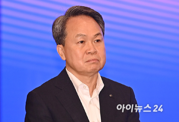 진옥동 신한금융지주 대표이사가 지난 4일 오전 서울 중구 롯데호텔 사파이어볼룸에서 진행된 기업성장포럼 출범식에서 참석하고 있다. [사진=곽영래 기자]