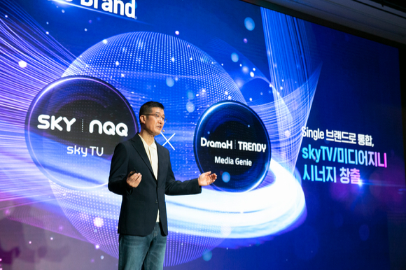7일 오전 서울 송파구 소피텔 앰배서더 서울 호텔에서 열린 KT그룹 미디어데이에서 윤용필 skyTV 대표가 발표를 하고 있다. [사진=sky TV]