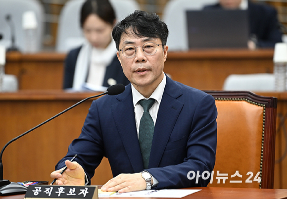 김성수 대법관 후보자가 14일 서울 여의도 국회에서 열린 제439회 국회(정기회) 대법관(김성수) 임명동의에 관한 인사청문특별위원회에서 의원질의에 답변하고 있다. [사진=곽영래 기자]