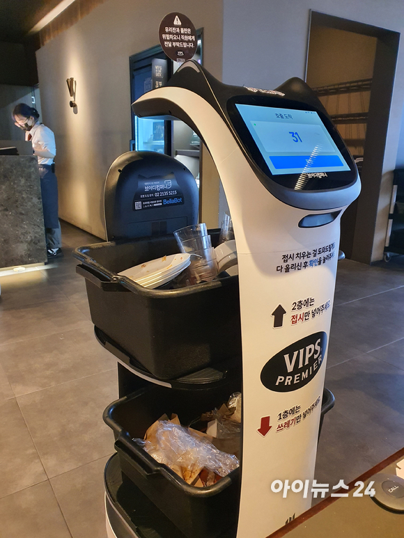 빕스 프리미어 미아점에서 로봇이 쌀국수를 조리하고 있다. [사진=구서윤 기자]