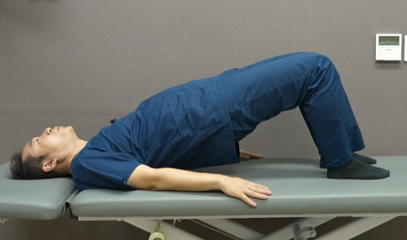 병원이 아닌 집에서도 허리 통증을 완화시킬 수 있는 운동들이 전문의에 의해 소개됐다. 본 기사와 무관한, AI 생성 이미지. [사진=제미나이 생성 이미지]