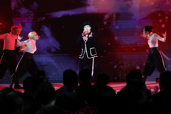 가수 지드래곤이 31일 경북 경주시 라한셀렉트호텔에서 열린 2025 아시아태평양경제협력체(APEC) 정상회의 환영 만찬에서 공연을 펼치고 있다. 2025.10.31 [사진=연합뉴스]