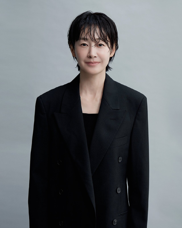 배우 명세빈이 JTBC '김 부장 이야기' 종영 인터뷰에 앞서 사진 촬영을 하고 있다. [사진=코스모엔터테인먼트]