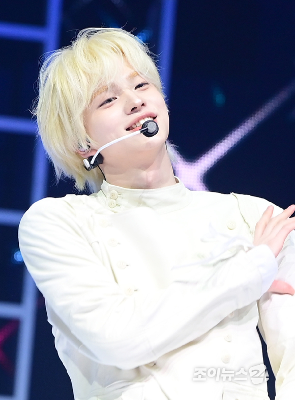 그룹 투어스 신유가 27일 오후 서울 광진구 광장동 예스24라이브홀에서 열린 투어스(TWS) 미니 5집 'NO TRAGEDY' 발매 기념 쇼케이스에서 타이틀곡 '널 따라가' 무대를 선보이고 있다. [사진=정소희 기자]