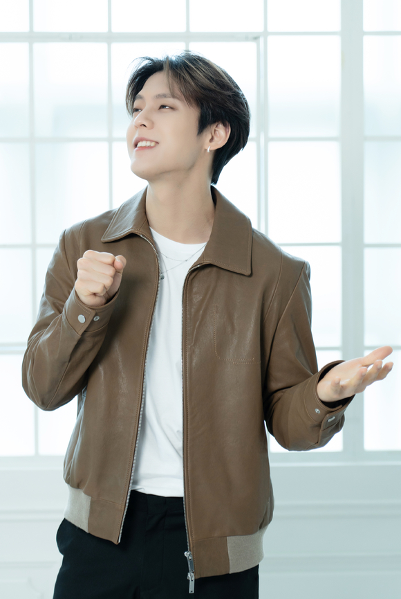 그룹 비투비 이민혁이 21일 온라인으로 진행된 비투비 정규 3집 'Be Together' 발매 기념 기자간담회에 참석해 포즈를 취하고 있다. [사진=큐브엔터테인먼트]