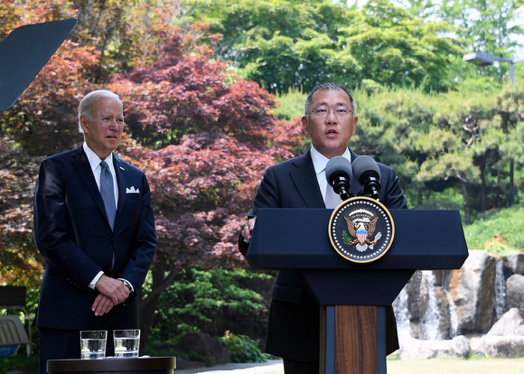 정의선 현대차그룹 회장(사진 오른쪽)이 지난 22일 오전 서울 용산구 그랜드 하얏트 호텔에서 조 바이든 미국 대통령과 투자계획 발표와 함께 기자회견을 하고 있다. [사진=현대자동차그룹]