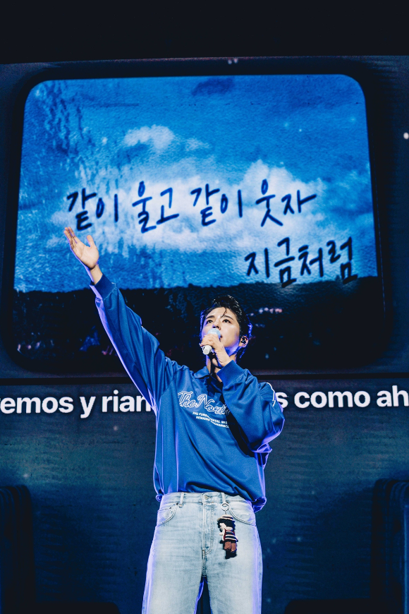 박보검이 남미 투어에서 무대를 꾸미고 있다. [사진=더블랙레이블]