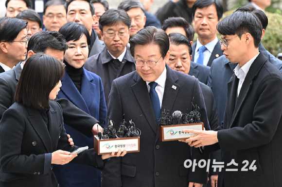 이재명 더불어민주당 대표가 25일 서울 서초구 중앙지방법원에서 열린 위증교사 혐의 사건 1심 선고공판에 출석하고 있다. [사진=사진공동취재단]