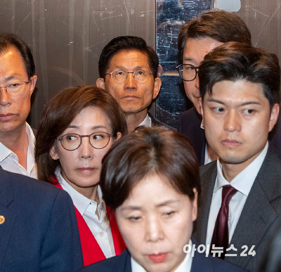 국민의힘 김용태 비상대책위원장과 권성동 원내대표가 11일 이재명 대통령의 공직선거법 위반 사건의 파기환송심을 사실상 무기한 연기한 서울고등법원 앞에서 열린 현장 의원총회를 마무리 하고 있다. [사진=연합뉴스]
