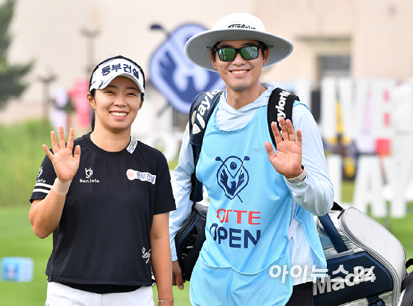 김수지와 캐디백을 멘 이시우 프로가 4일 인천 청라 베어즈베스트 청라GC에서 열린 '롯데 오픈'(총상금 12억원, 우승 상금 2억1600만원) 1라운드에서 기념촬영을 하고 있다. [사진=곽영래 기자]