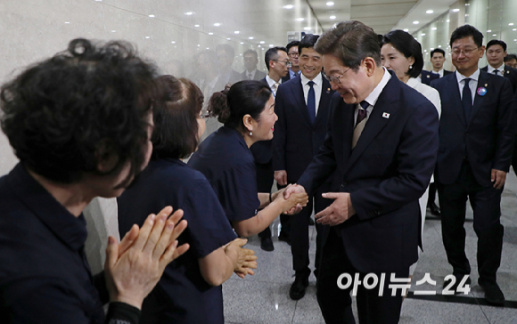 제21대 대통령 취임식이 열린 4일 오전 서울 여의도 국회에서 이재명 대통령이 취임식을 마친뒤 청소근로자들과 인사를 하고 있다. [사진=국회시잔취재단]