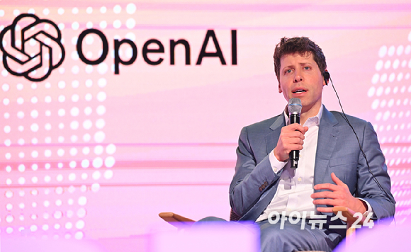 '챗GPT 아버지' 샘 올트먼 오픈AI 최고경영자(CEO)가 지난해 6월 9일 서울 여의도 63스퀘어에서 진행된 'K-스타트업 미트 오픈 AI'(K-Startups meet OpenAI) 행사에서 발언하고 있다.  [사진=정소희 기자]