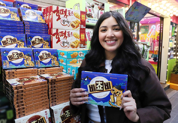 오리온 '비쵸비 국립중앙박물관 에디션'을 구매하는 외국인 관광객. [사진=오리온 제공]