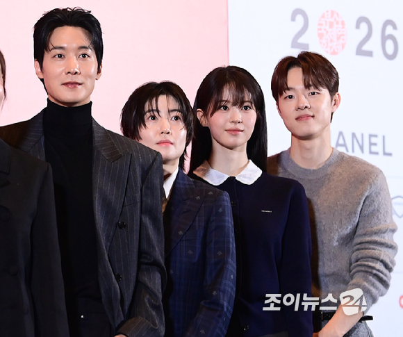 6일 부산 해운대구 영화의전당 중극장에서 열린 제31회 부산국제영화제 개막작 '낮과 밤은 서로에게' 기자회견에서 (왼쪽부터)김종관 감독-배우 김민하-주종혁-한선화-장률-심은경-전소영-김동휘가 포토타임을 갖고 있다. [사진=정소희 기자]