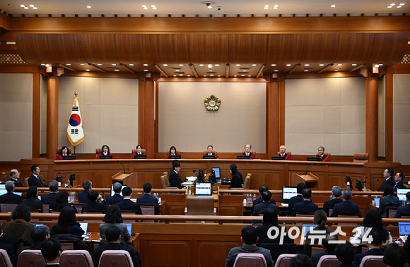 문형배 헌법재판소장 직무대행을 비롯한 헌법재판관들이 20일 오후 서울 종로구 헌법재판소에서 열린 윤 대통령 탄핵심판 10차 변론에 자리하고 있다. [사진=사진공동취재단]