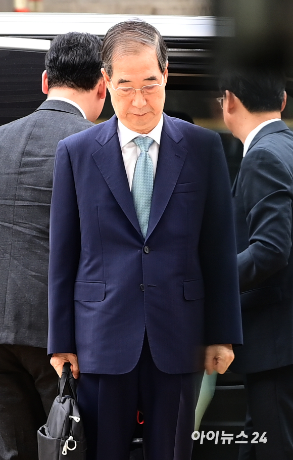한덕수 전 국무총리가 27일 오후 서울중앙지법에 내란 우두머리 방조, 위증, 허위공문서 작성 등의 혐의로 구속 전 피의자 심문(영장실질심사)을 받기 위해 출석하고 있다. [사진=정소희 기자]