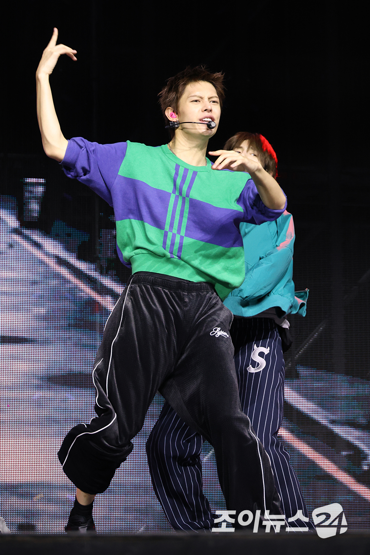 그룹 코르티스 제임스가 20일 오후 서울 광진구 광장동 예스24라이브홀에서 열린 미니 2집 '그린그린(GREENGREEN)' 발매 기념 쇼케이스에 참석해 열띤 무대를 펼치고 있다. [사진=문수지 기자]