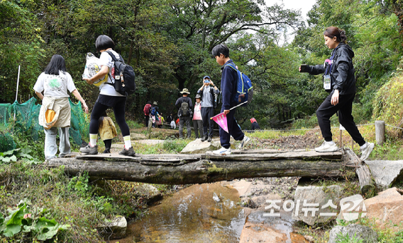 19일 서울 종로구 부암동 백사실 계곡에서 진행된 '스타 고우리와 함께 하는 제10회 희망찾기 등산·트레킹 교실'에서 참가자들이 트레킹을 하고 있다. [사진=곽영래 기자]