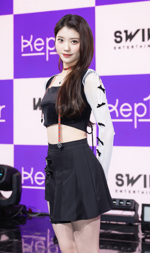 신인그룹 케플러(Kep1er) 샤오팅이 3일 온라인으로 진행된 케플러 첫 번째 미니앨범 'FIRST IMPACT' 발매 기념 쇼케이스에서 포토타임을 갖고 있다. [사진=웨이크원&middot;스윙엔터테인먼트]