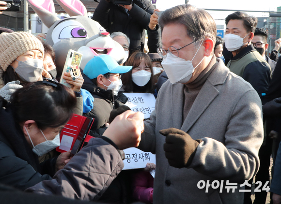 더불어민주당 이재명 대선후보가 지난 26일 경기 파주 금촌역 광장에서 열린 '매타버스 파주, 민심속으로!'에서 시민들과 인사하고 있다. [사진=국회사진취재단]