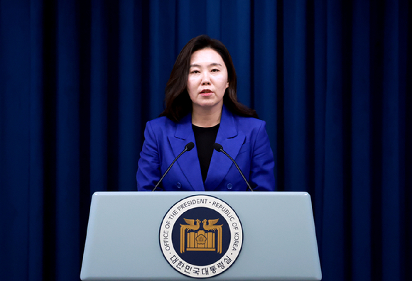 이재명 대통령이 11일 서울 영등포구 한국거래소에서 열린 주식시장 불공정거래 근절을 위한 현장 간담회에서 참석자 질문에 답하고 있다. 2025.6.11 [사진=연합뉴스]