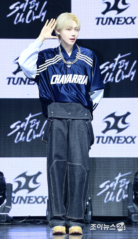 3일 오후 서울 광진구 광장동 예스24라이브홀에서 신인 보이그룹&nbsp;튜넥스(TUNEXX)&nbsp;첫 번째 미니 앨범 '셋 바이 어스 온리'(SET BY US ONLY) 발매 기념 쇼케이스가 열렸다.&nbsp;튜넥스 시환이 포토타임을 갖고 있다. [사진=정소희 기자]