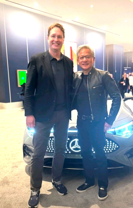 젠슨 황 엔비디아 CEO가 5일(현지시간) 미국 라스베이거스 퐁텐블로 호텔에서 열린 특별연설 무대에 꼬마로봇 '블루'들과 함께 오른 모습. [사진=박지은 기자]