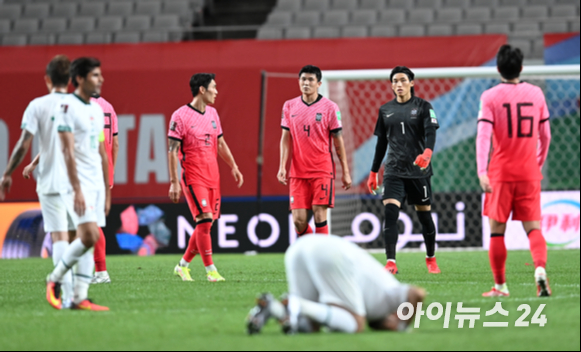 한국 축구대표팀이 2일 오후 서울월드컵경기장에서 진행된 '2022 카타르 월드컵' 아시아 지역 최종예선 A조 1차전 대한민국과 이라크의 경기에서 0-0으로 비긴 후 아쉬워하고 있다.