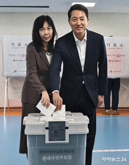 제9회 전국동시지방선거 사전투표 첫날인 29일 오전 서울 용산구 한남동주민센터에 마련된 사전투표소에서 오세훈 국민의힘 서울시장 후보와 부인 송현옥 씨가 투표하고 있다. [사진=정소희 기자]