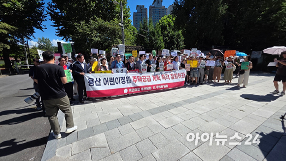 정부가 용산기지 부지 중 일부인 용산어린이정원에 임대주택 등을 조성하는 방안을 검토 중인 가운데 8일 서울 용산어린이정원 입구 인근에 근조화환이 놓여있다. [사진=홍성효 기자]