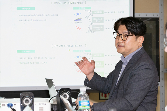 김기평 KT 강북/강원광역본부 서울무선센터장이 KT 화성송신소에 대해 소개하고 있는 모습. [사진=KT]