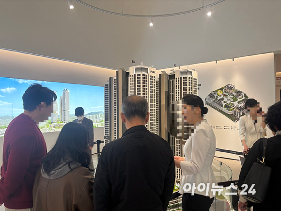 의정부역 센트럴 아이파크 견본주택 내부에 마련된 전용 84㎡ 유니트 내부 안이 둘러보는 방문객들로 가득 차 있는 모습. 2026.04.03. [사진=김민지 기자]